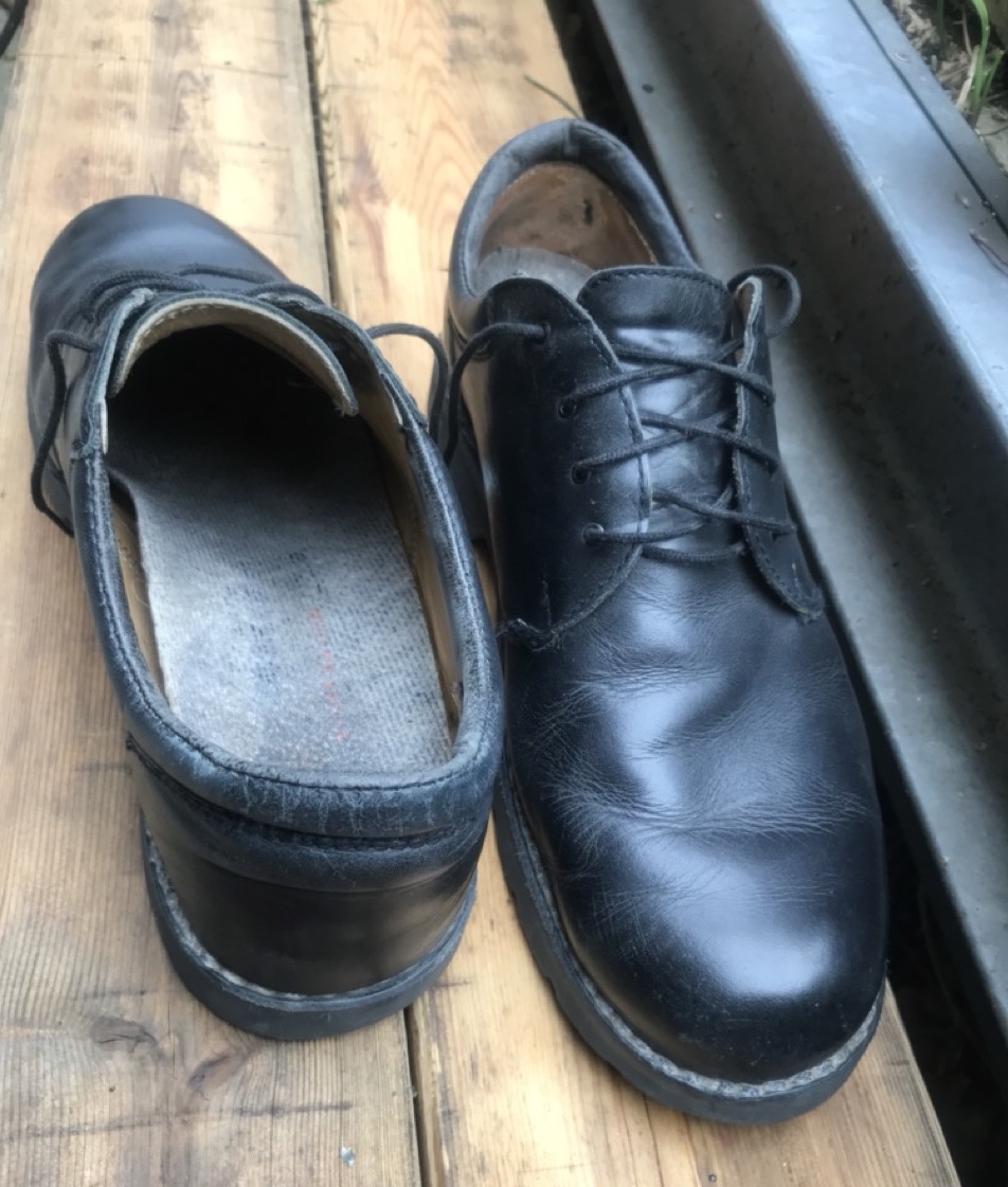 Ein Paar schwarzer, rahmengenähter Halbschuhe.