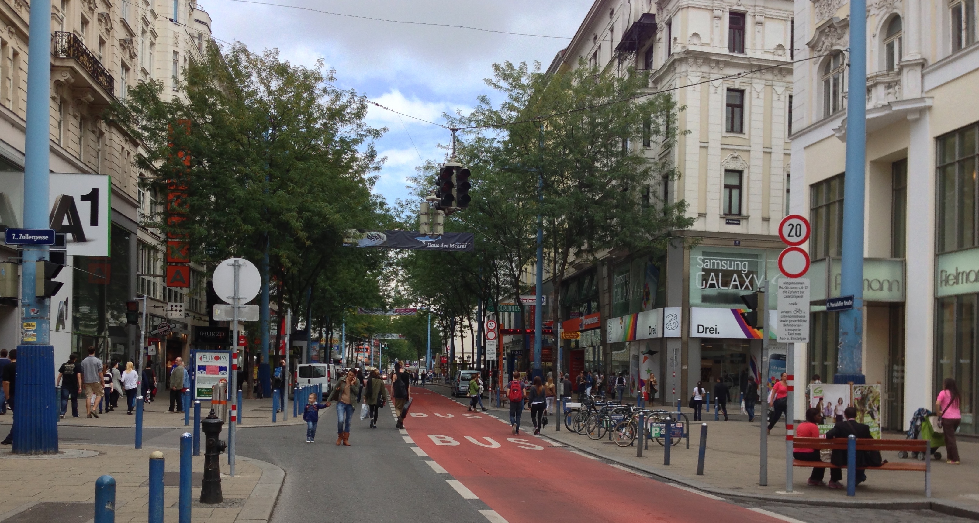 Mariahilfer Straßenszene noch vor dem Umabu. Die rote Busspur ist deutlich zu sehen und etliche Fußgänger sind auf der Fahrbahn unterwegs.