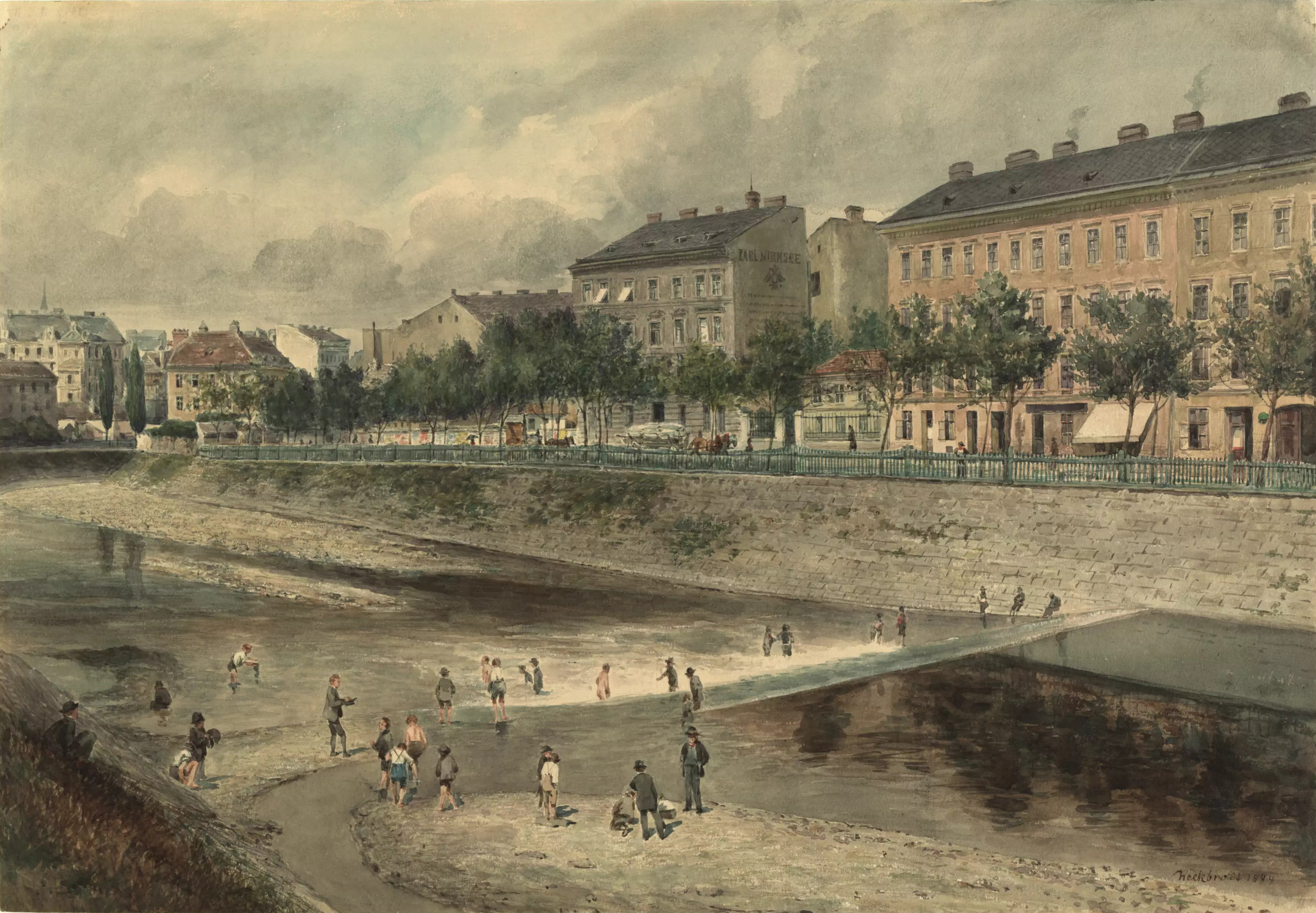Im Vordergrund ein Flussbett mit Wasser bedeckt in welchem zahlreiche Menschen stehen, baden, waschen. Im Hintergrund ein das Flussbett begrenzende, schräge Steinmauer. Dahinter eine Reihe Bäume und Gründerzeithäuser.