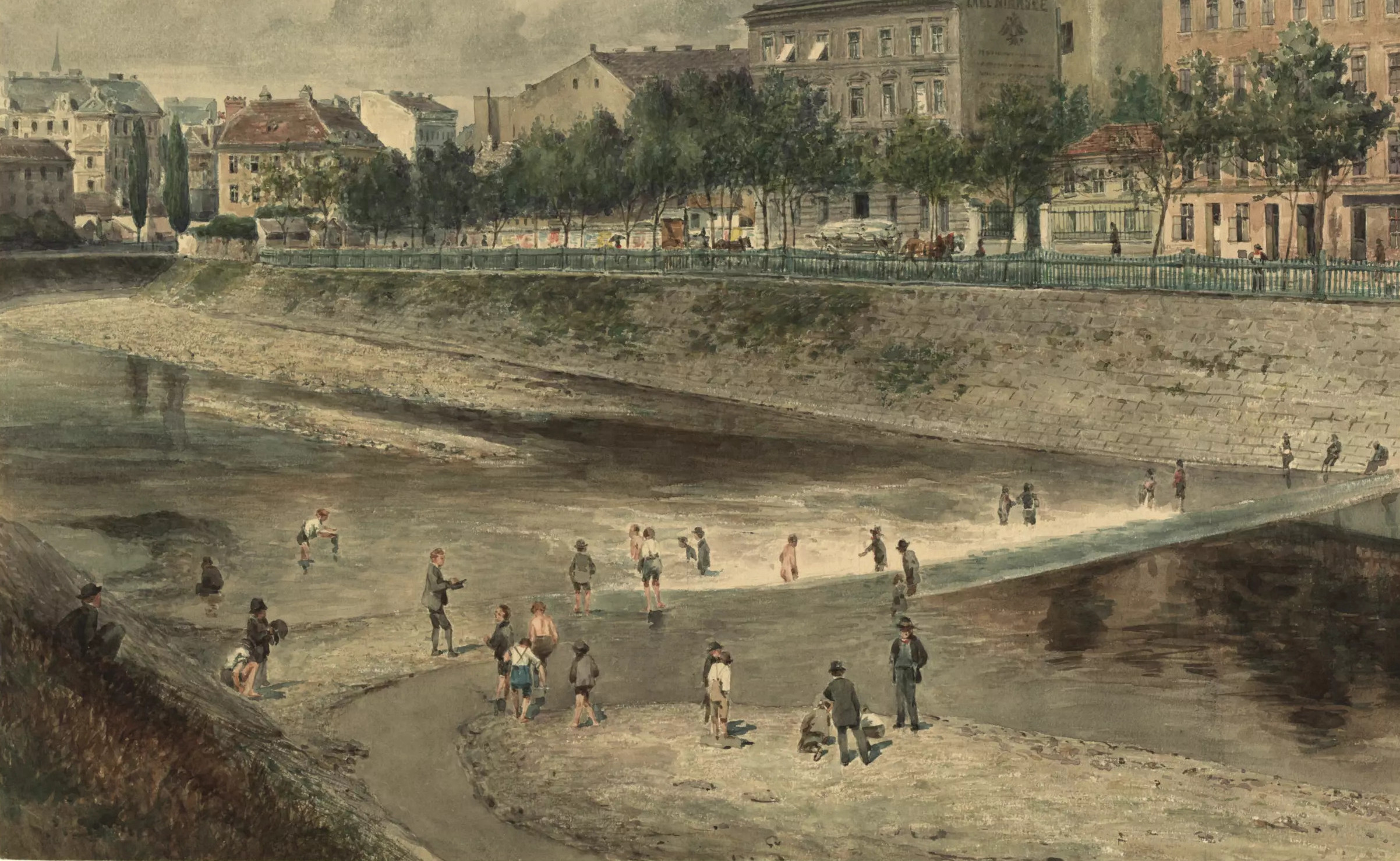 Im Vordergrund ein Flussbett mit Wasser bedeckt in welchem zahlreiche Menschen stehen, baden, waschen. Im Hintergrund ein das Flussbett begrenzende, schräge Steinmauer. Dahinter eine Reihe Bäume und Gründerzeithäuser.