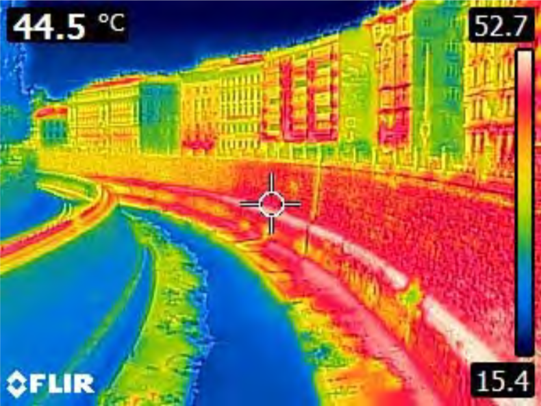Thermalfoto: Links blaue Mauer, unten blauer Wasserlauf, rechts rote bis weiße Mauern. Blau = 15°C, weiß = 53°C