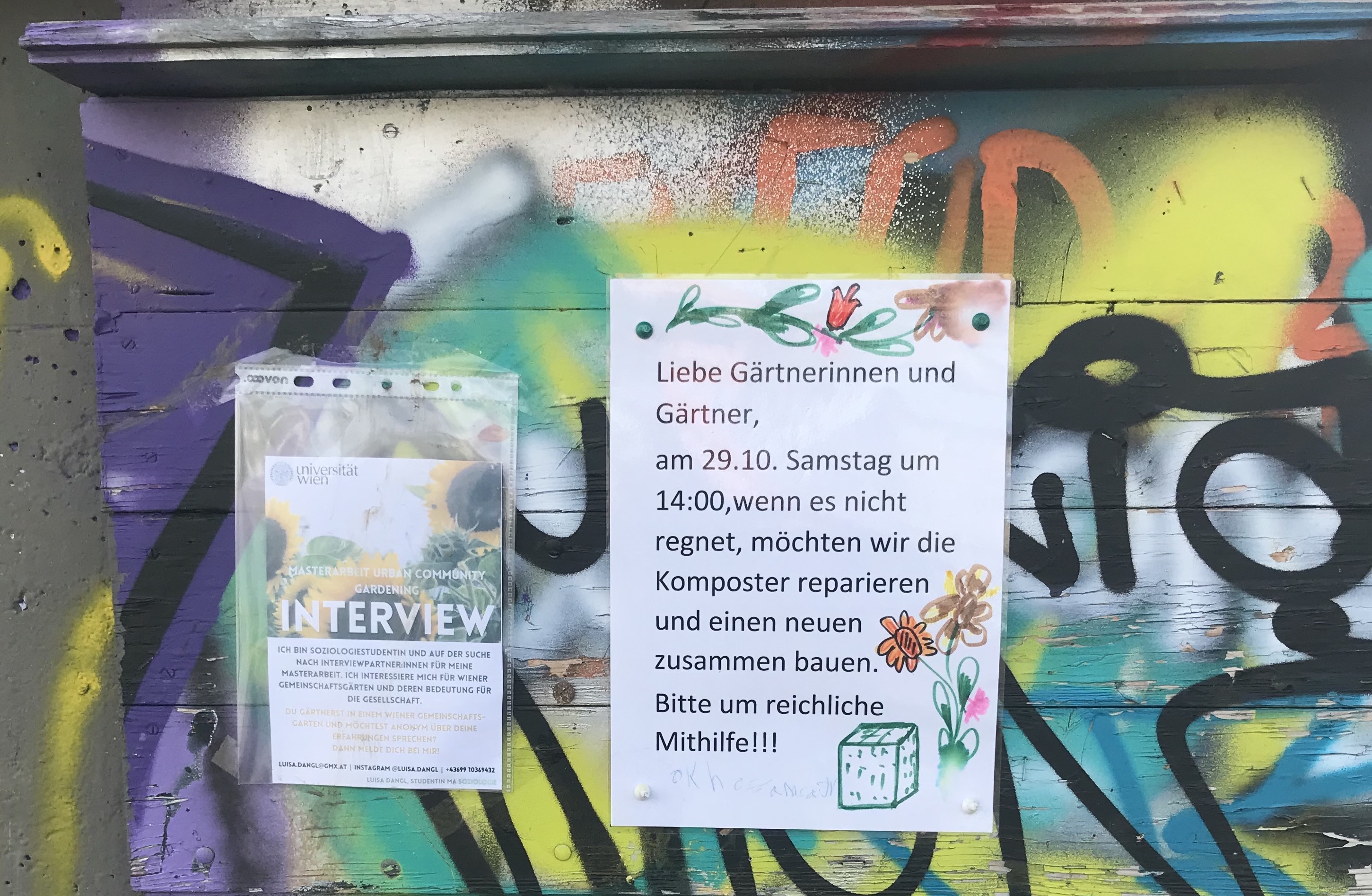 Aushang: Liebe Gärtnerinnen und Gärtner, am 29.10. Samstag um 14:00, wenn es nicht regnet, möchten wir die Komposter reparieren und einen neuen zusammen bauen. Wir bitten  um reichliche Mithilfe!!