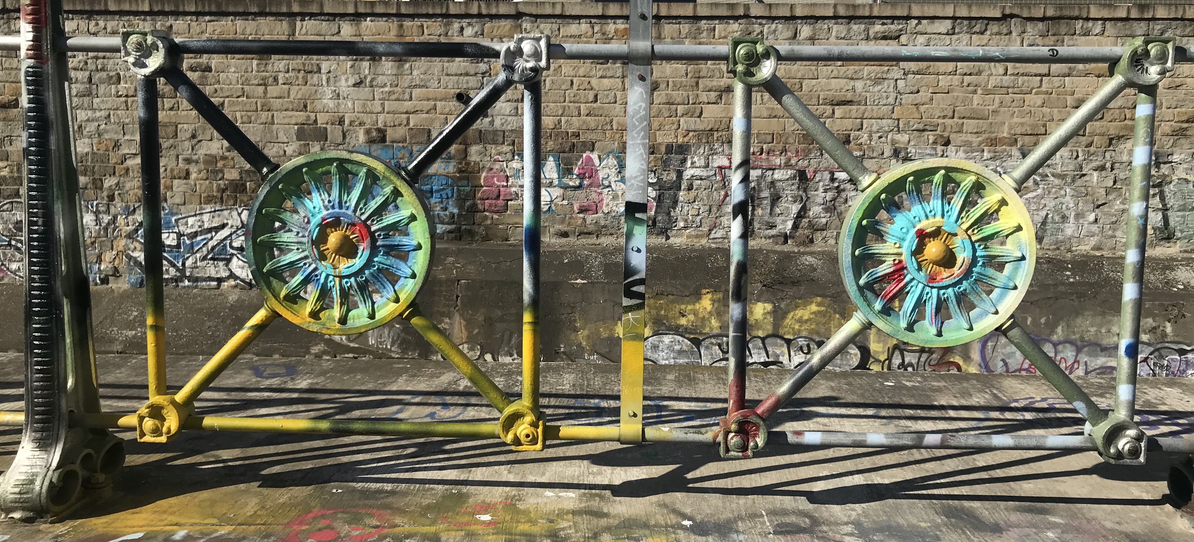 Farbfoto: Eisengeländer bunt angemalt.