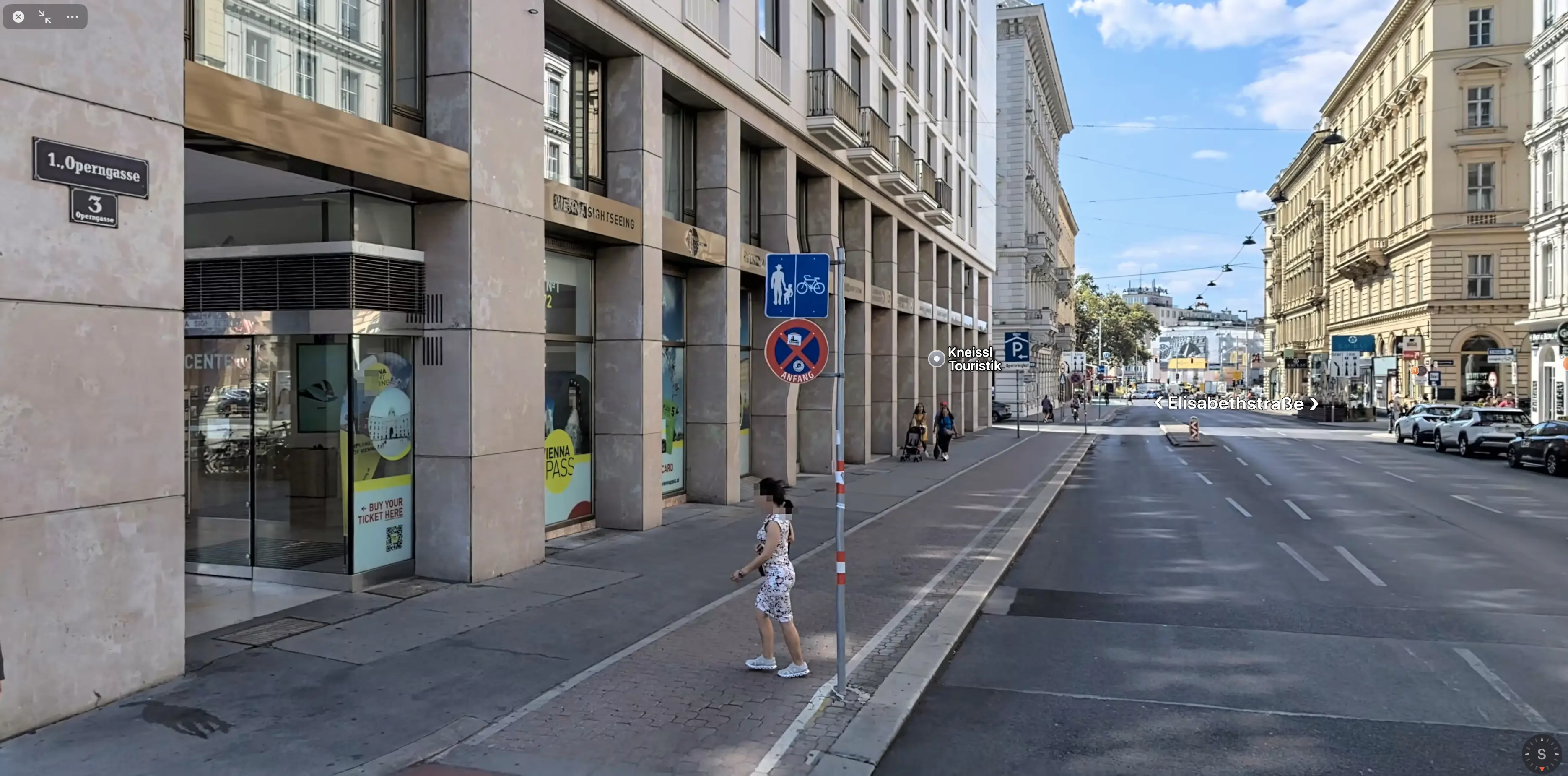 Screenshot: Mehrspurige Fahrbahn, links im Bild ein kombinierter Rad-Fußweg mit einem eckigen Rad-Fußwegschild.