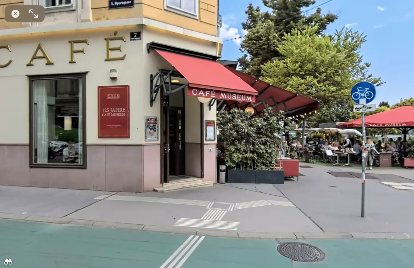 Screenshot: Cafe Musseum, im Vordergrund das runde Radwegschild.